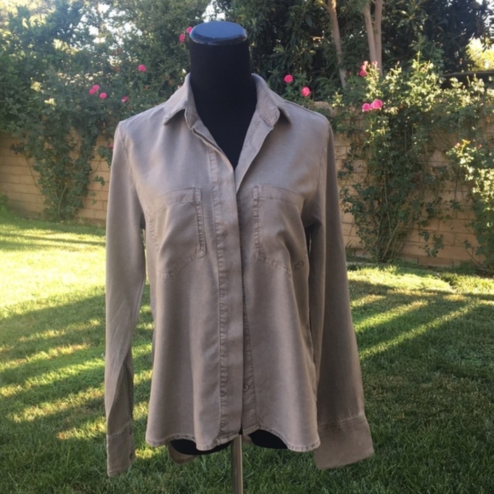 NWOT Bella Dahl Split Back‎ Button Down Shirt in Soft Army